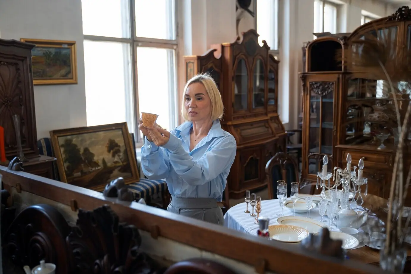 골동품 가게에서 쇼핑하는 친구들