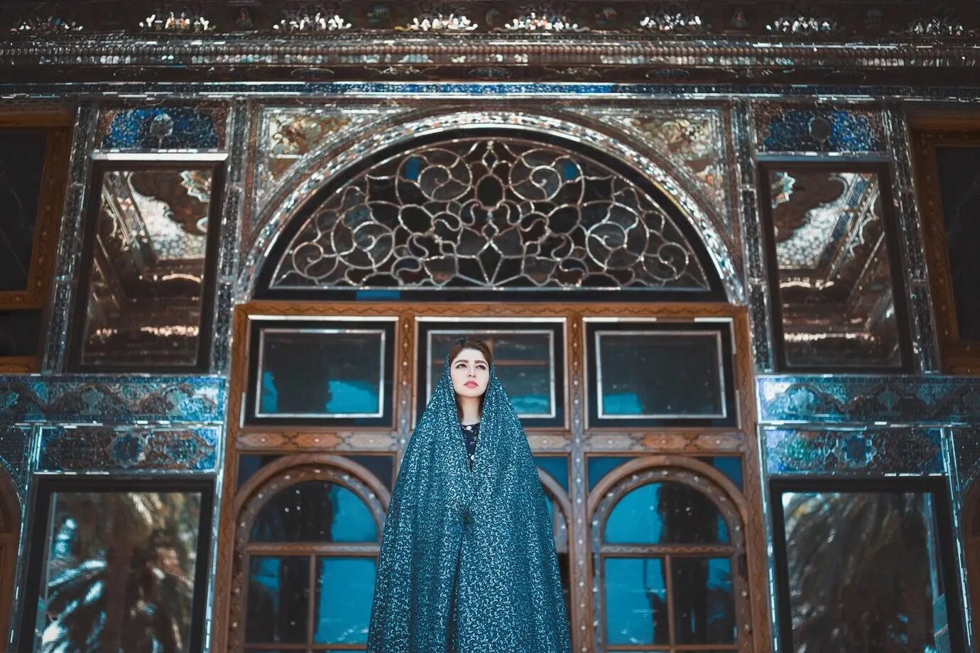 역사적인 모스크에서 파란 드레스를 입은 모델